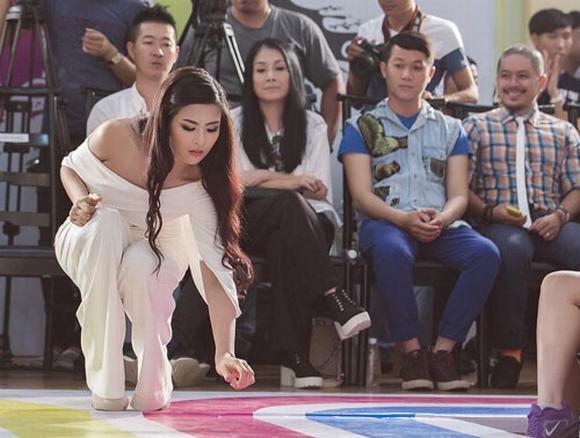 Mỹ nhân Việt ghi điểm với hành động đẹp, cứu đồng nghiệp trên sàn diễn thời trang-8