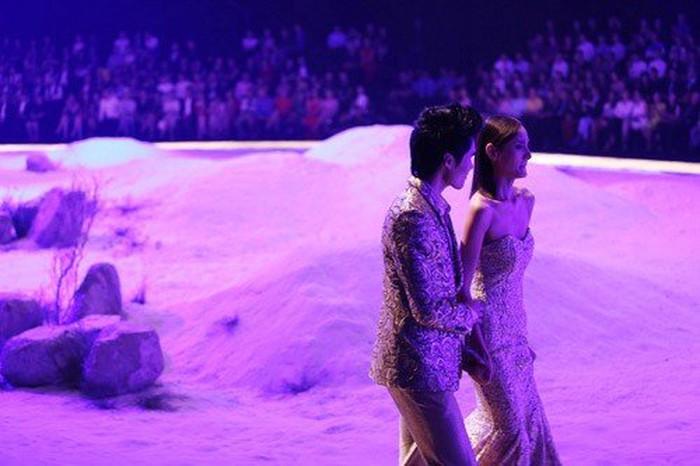 Mỹ nhân Việt ghi điểm với hành động đẹp, cứu đồng nghiệp trên sàn diễn thời trang-11