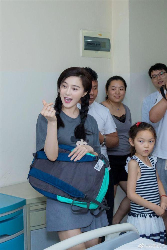 U40 vẫn muốn cưa sừng làm nghé: Phạm Băng Băng và Mỹ Tâm đều mê tóc bím hai bên-1