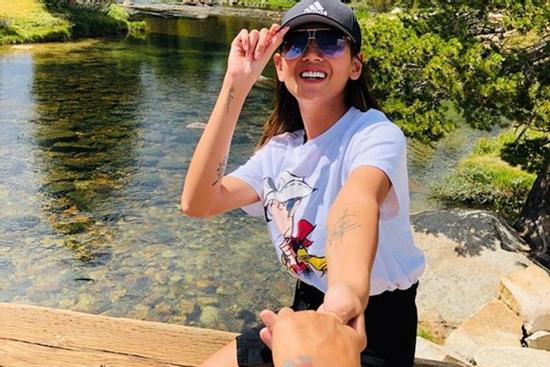 Đăng ảnh nắm tay bạn trai, Võ Hoàng Yến trả lời câu hỏi: 'Khi nào cưới?'