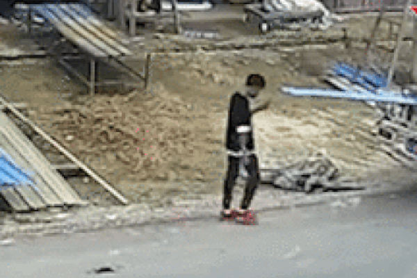 Clip: Vợ kéo bạn đến đánh ghen long trời lở đất, chồng nằm đè lên đỡ đòn cho bồ nhí-3