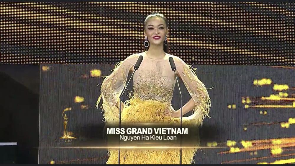 Kiều Loan mặc jumpsuit trình diễn dạ hội, khán giả xem Miss Grand 2019 há hốc với hình ảnh lạ kỳ-1