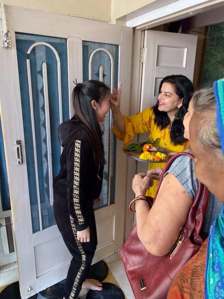 Thích thú xem Võ Hạ Trâm trải nghiệm phong tục đón dâu tại quê chồng Ấn Độ-3