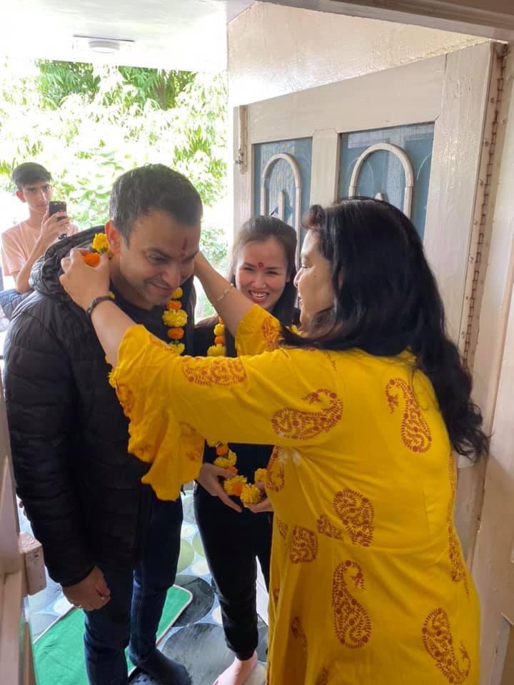 Thích thú xem Võ Hạ Trâm trải nghiệm phong tục đón dâu tại quê chồng Ấn Độ-2