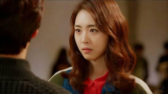 Phát hiện bức ảnh trai lạ bạn gái giấu dưới gối, chàng trai tá hỏa khi sự thật được bật mí-1