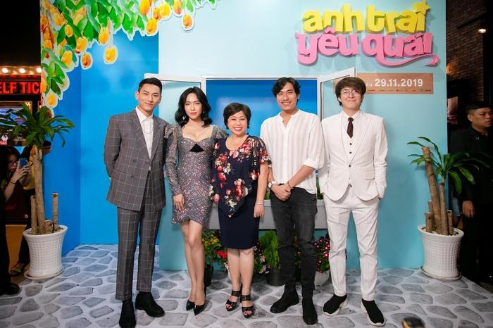 Đẹp trai lại còn ga lăng hết mức, Issac lấy áo đang mặc che chắn cho Diệu Nhi khỏi lộ hàng-1