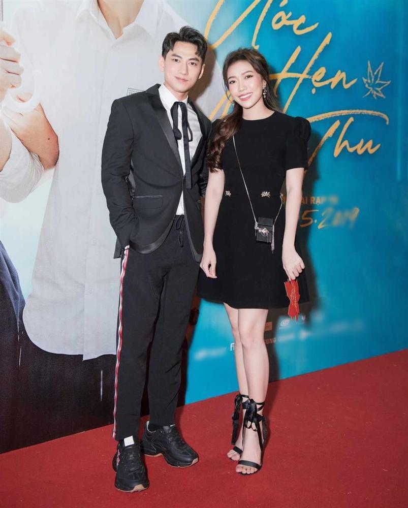 Đẹp trai lại còn ga lăng hết mức, Issac lấy áo đang mặc che chắn cho Diệu Nhi khỏi lộ hàng-8