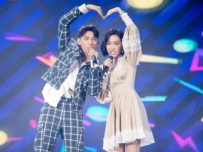 Đẹp trai lại còn ga lăng hết mức, Issac lấy áo đang mặc che chắn cho Diệu Nhi khỏi lộ hàng-9