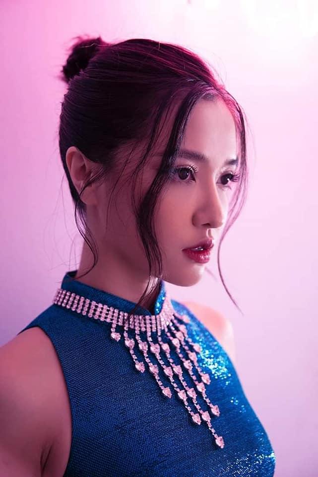 Mới hôm qua còn lộ bụng mỡ bèo nhèo mà hôm nay Bích Phương đã khoe eo sexy hết cỡ-3