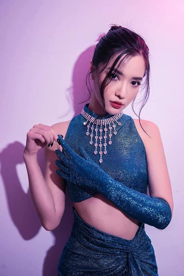 Mới hôm qua còn lộ bụng mỡ bèo nhèo mà hôm nay Bích Phương đã khoe eo sexy hết cỡ-7