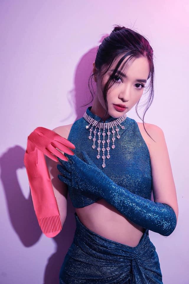 Mới hôm qua còn lộ bụng mỡ bèo nhèo mà hôm nay Bích Phương đã khoe eo sexy hết cỡ-9