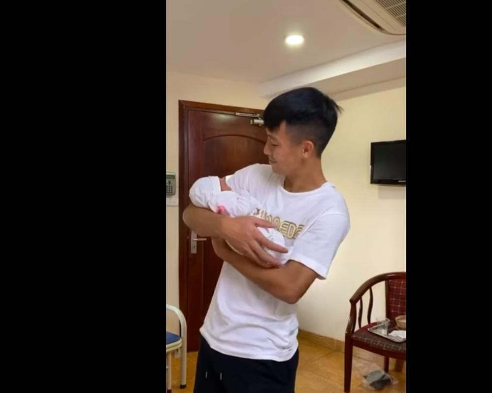 Vừa mới lên chức, Bùi Tiến Dũng đã phải khoe ngay ảnh bế con siêu khéo-2