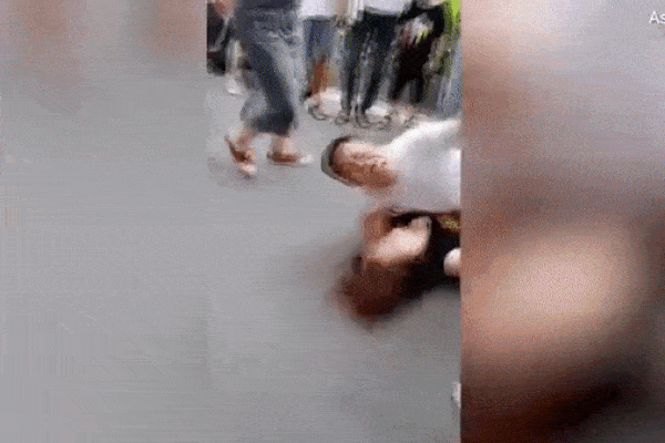 Clip: Vợ kéo bạn đến đánh ghen long trời lở đất, chồng nằm đè lên đỡ đòn cho bồ nhí-1