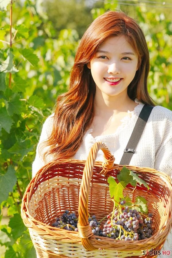 Mới đây, công ty SidusHQ tung ra loạt ảnh hậu trường của Kim Yoo Jung trong chương trình "Half Holiday in Italy". Đây là chương trình thực tế của riêng Yoo Jung, ghi lại cuộc sống và trải nghiệm của cô trên nước Italy xinh đẹp.