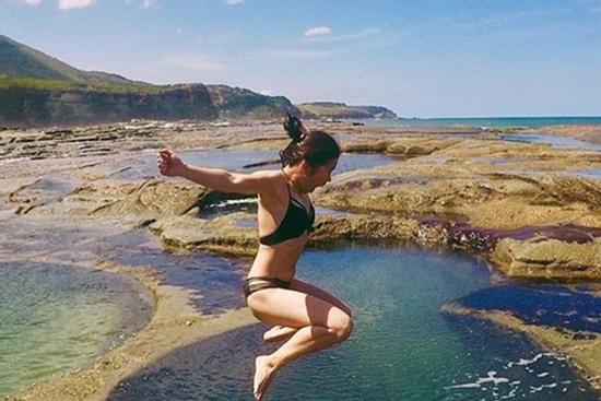 Liều tắm ở hồ bơi số 8 trên gành đá, bất chấp sóng nguy hiểm