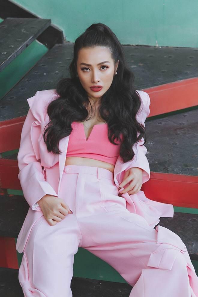 Cùng diện nguyên cây hồng, Ngô Thanh Vân và mỹ nhân đẹp nhất Philippines ai hơn ai?-5