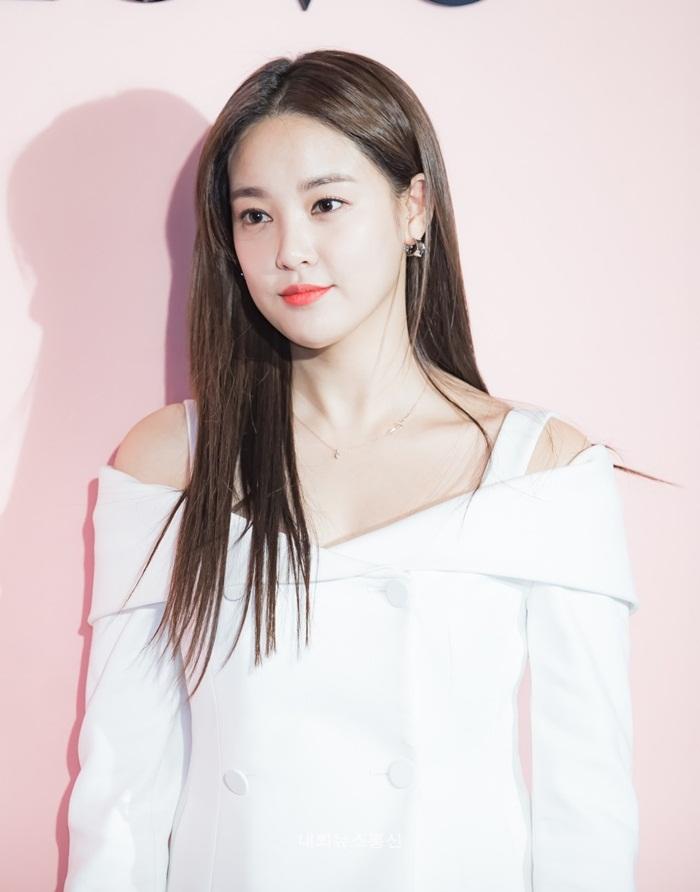 Lee Joo Yeon được biết tới với vai trò là thành viên nhóm nhạc nữ Kpop After School. Sau khi nhóm nhạc tan rã, cô chật vật với sự nổi tiếng. Lee Joo Yeon chỉ xuất hiện ở một vài sự kiện nhỏ, làm MC hoặc chụp ảnh tạp chí.