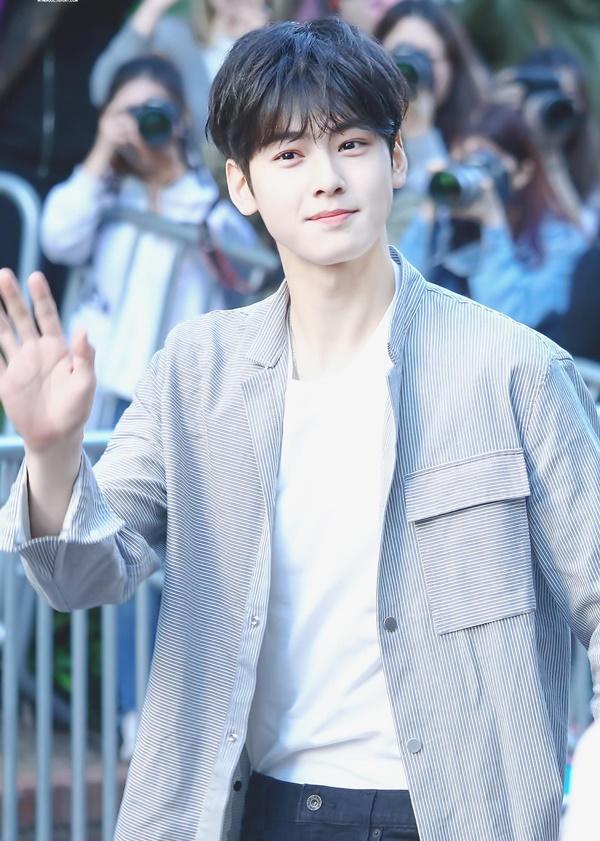 Cha Eun-woo của Astro nổi tiếng là thần tượng sở hữu ngoại hình ấn tượng nhất Kpop cùng sự nghiệp solo đáng ngưỡng mộ. Vẻ đẹp quyến rũ đậm chất hoàng tử của chàng trai sinh năm 1997 dễ dàng đốn gục trái tim của nhiều thiếu nữ. Cha Eun-woo cũng sở hữu đôi mắt biết cười, gây thiện cảm lớn với người hâm mộ. Nam thần tượng xuất hiện thường xuyên trong các bảng xếp hạng nhan sắc.