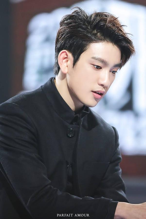 Jinyoung của GOT7 nổi tiếng vì sự quyến rũ tự nhiên, đạt tiêu chuẩn về ngoại hình của một thần tượng Kpop. Một số người hâm mộ đàu rằng mọi lỗi lầm hay sự khó tính của anh chàng đều đó thể bỏ qua vì gương mặt đẹp trai, dễ thương. Thực tế, Jinyoung từng được đề cử là một trong 100 gương mặt đẹp nhất năm 2017. Nam ca sĩ cũng là một trong những nghệ sĩ đa tài của Kpop khi lấn sân sang lĩnh vực phim ảnh bên cạnh khả năng ca hát tuyệt vời.