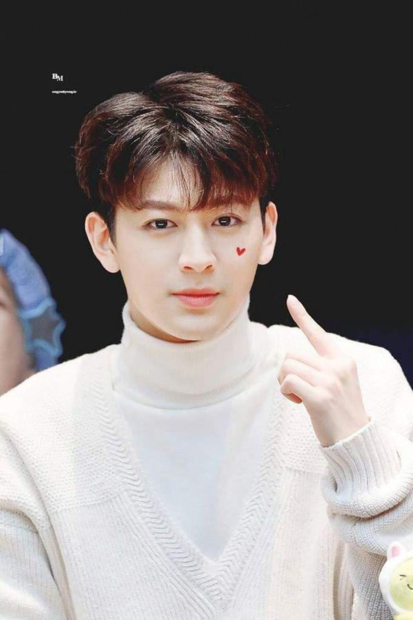 Là center kiêm visual của iKON, không lạ gì khi Yunhyeong trở thành tâm điểm mỗi khi xuất hiện. Gương mặt không góc chết với những đường nét phảng phất vẻ đẹp Trung Đông từng khiến nhiều người nhầm lẫn Yunhyeong là con lai. Anh sở hữu đôi mắt ướt, lông mi dài và sống mũi thẳng tắp. Vẻ đẹp của Song Yunhyeong có thể khiến phái nữ ghen tỵ.