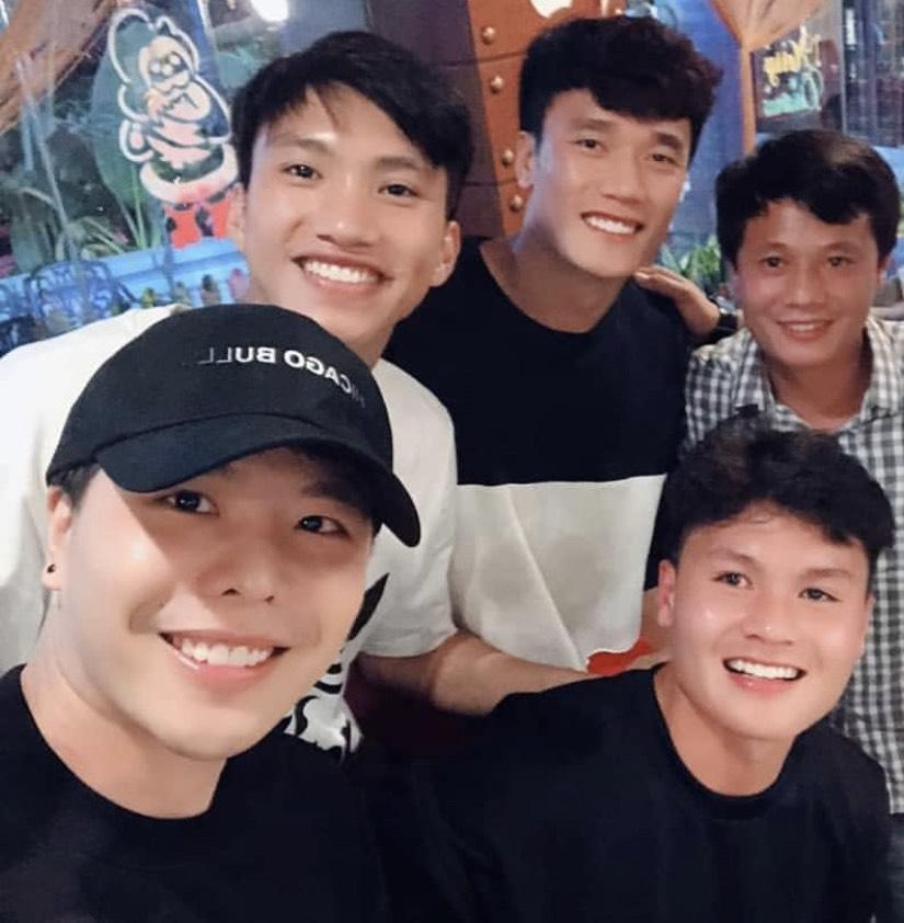 Song ca cùng Trịnh Thăng Bình, fans lại được dịp căng tai nghe Quang Hải hát gì-1