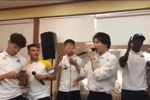 Song ca cùng Trịnh Thăng Bình, fans lại được dịp căng tai nghe Quang Hải hát gì