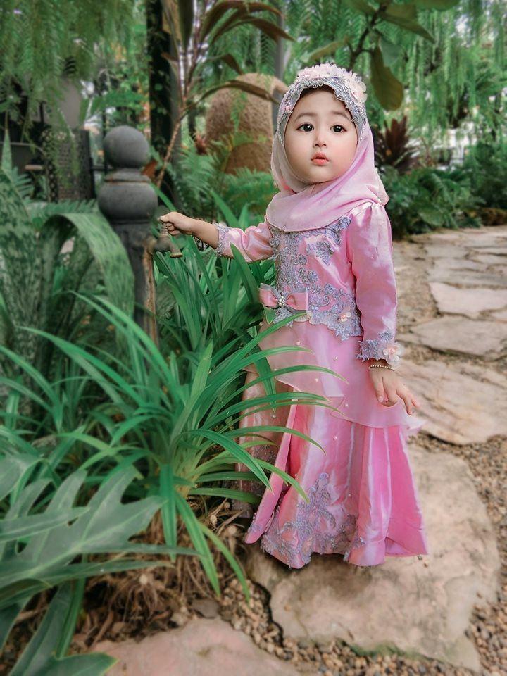 Dân mạng rụng tim với bé gái đẹp như thiên thần, nhìn sang mẹ em còn bất ngờ hơn-1