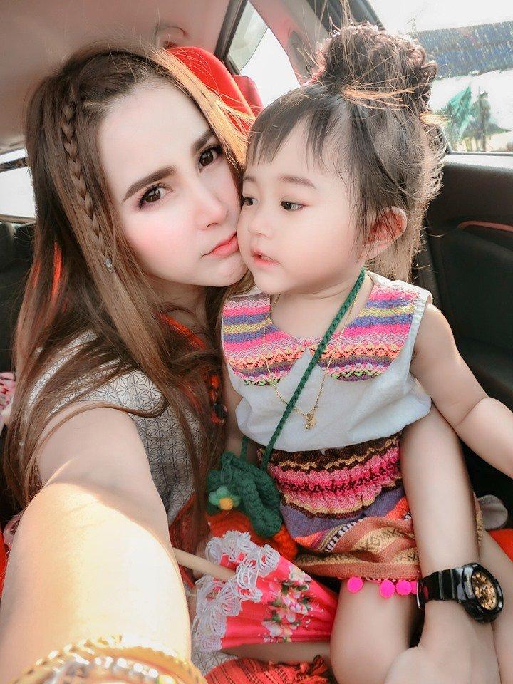 Dân mạng rụng tim với bé gái đẹp như thiên thần, nhìn sang mẹ em còn bất ngờ hơn-4