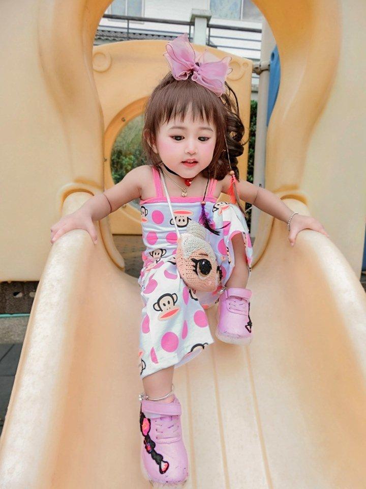 Dân mạng rụng tim với bé gái đẹp như thiên thần, nhìn sang mẹ em còn bất ngờ hơn-8