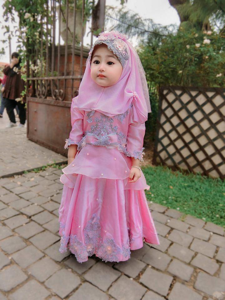 Dân mạng rụng tim với bé gái đẹp như thiên thần, nhìn sang mẹ em còn bất ngờ hơn-2