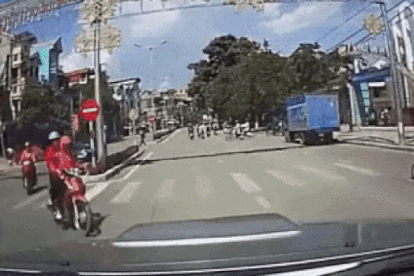 Clip: Đứng tim nhìn nữ sinh đi xe đạp điện sang đường bị ô tô chạy ẩu hất tung lên không trung-1