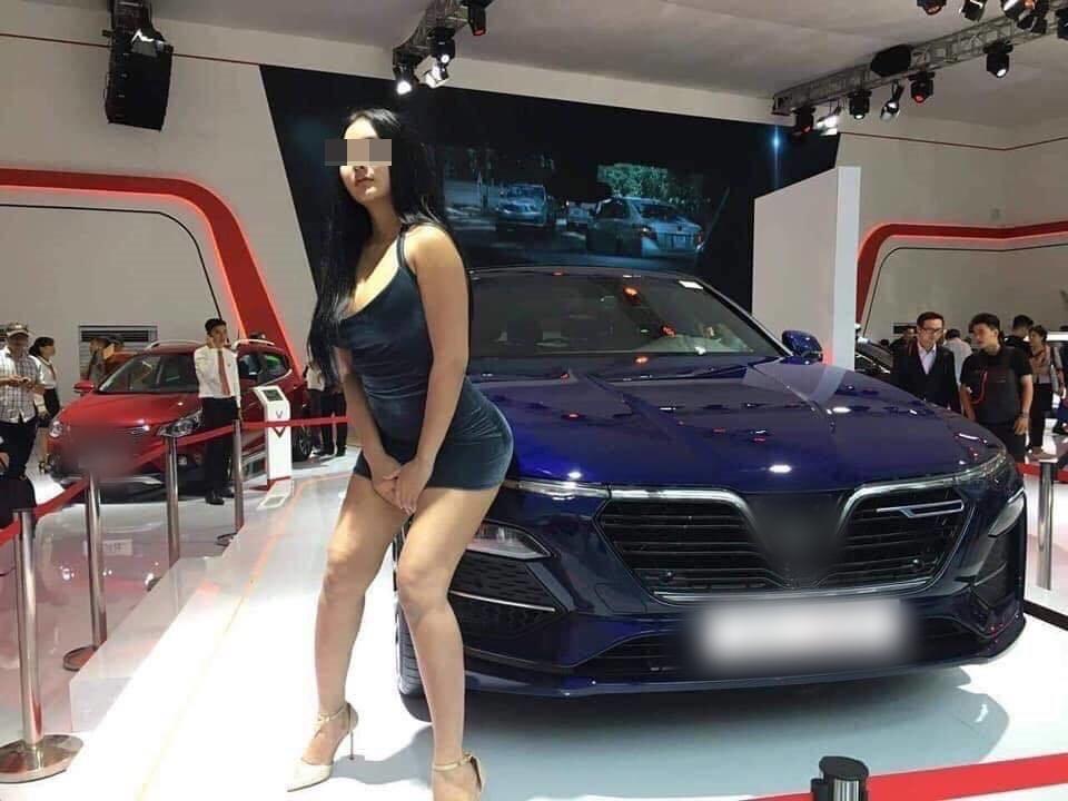Xuất hiện Can Lộ Lộ phiên bản Việt: Hồn nhiên đến Motor Show nằm quằn quại, cố tình lộ hàng dù không được mời-2