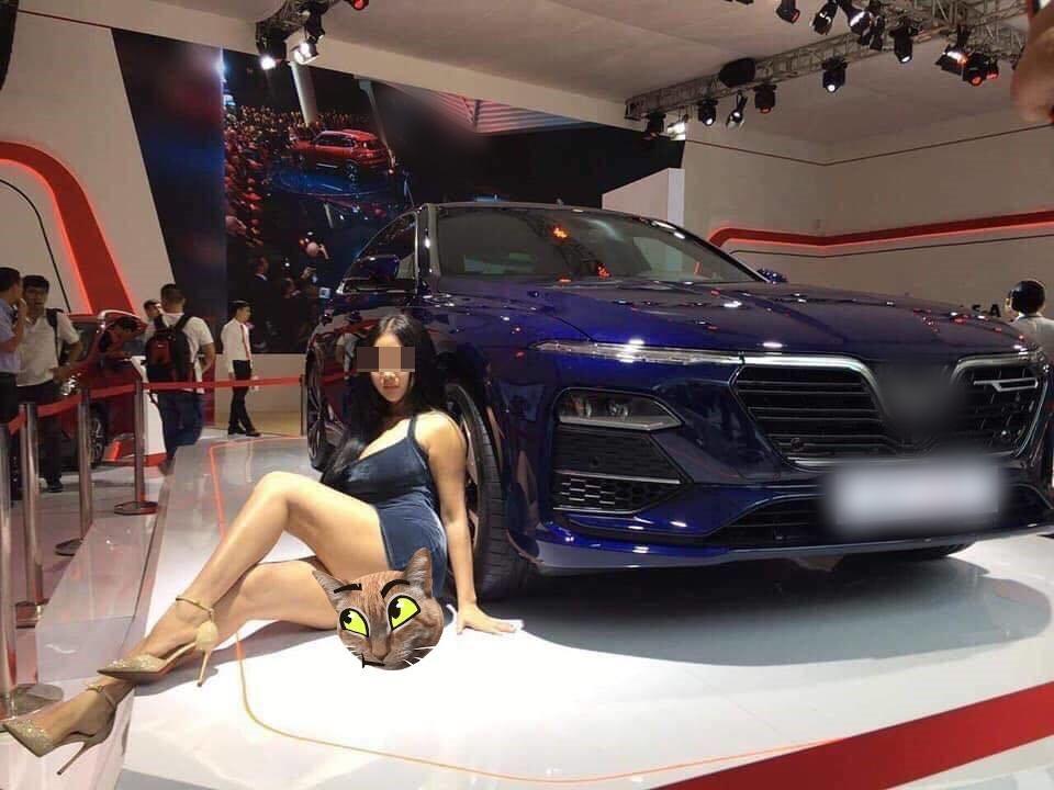 Xuất hiện Can Lộ Lộ phiên bản Việt: Hồn nhiên đến Motor Show nằm quằn quại, cố tình lộ hàng dù không được mời-3