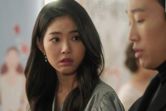 Ra sân bay tiễn bạn trai đi Nhật, tôi khóc ngất khi anh quay lại dúi thứ này vào tay