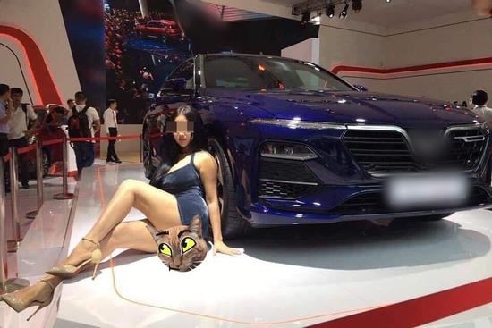 Người mẫu Võ Huỳnh Ngọc Phụng bị nghi cố tình lộ ngực ở Vietnam Motor Show 2019