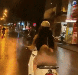 Mặc váy mỏng tang phóng xe máy lao như tên bắn, cô gái trẻ ở Hà Nội lộ vòng 3 phản cảm-1