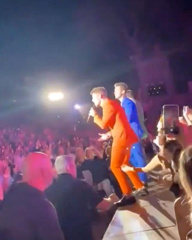 Nick Jonas bị fan nữ đụng chạm khi đang biểu diễn-2