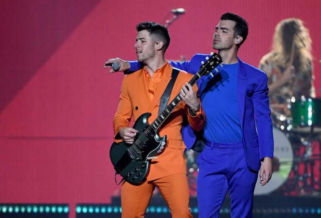 Nick Jonas bị fan nữ đụng chạm khi đang biểu diễn-1