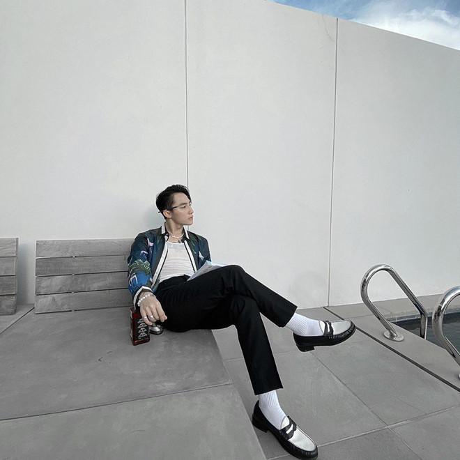 Hồ Ngọc Hà lộ ngực bên to bên nhỏ - Sơn Tùng đeo vòng tay ngọc trai nữ tính-3