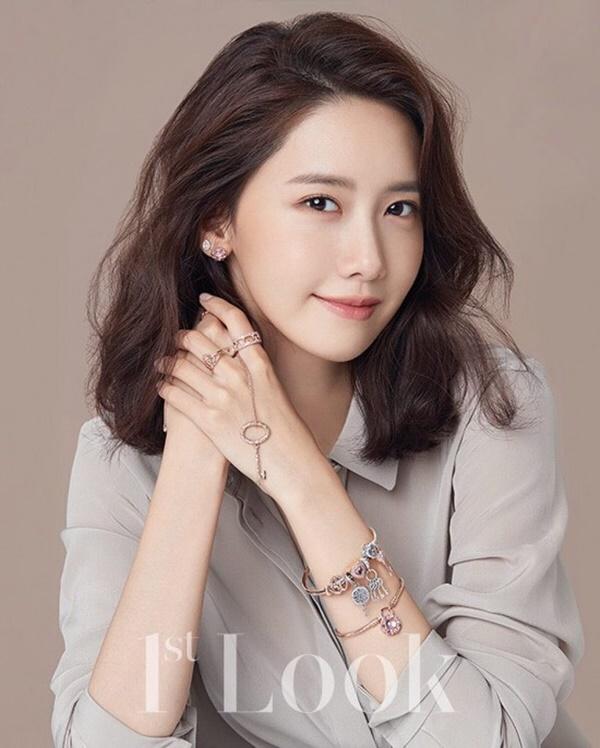 Hơn 12 năm hoạt động trong Kbiz nhưng nhan sắc của Yoona vẫn trường tồn với thời gian như thời debut. Gương mặt nhỏ nhắn cùng làn da trắng sứ của nữ thần tượng luôn thu hút ánh nhìn của người đối diện.