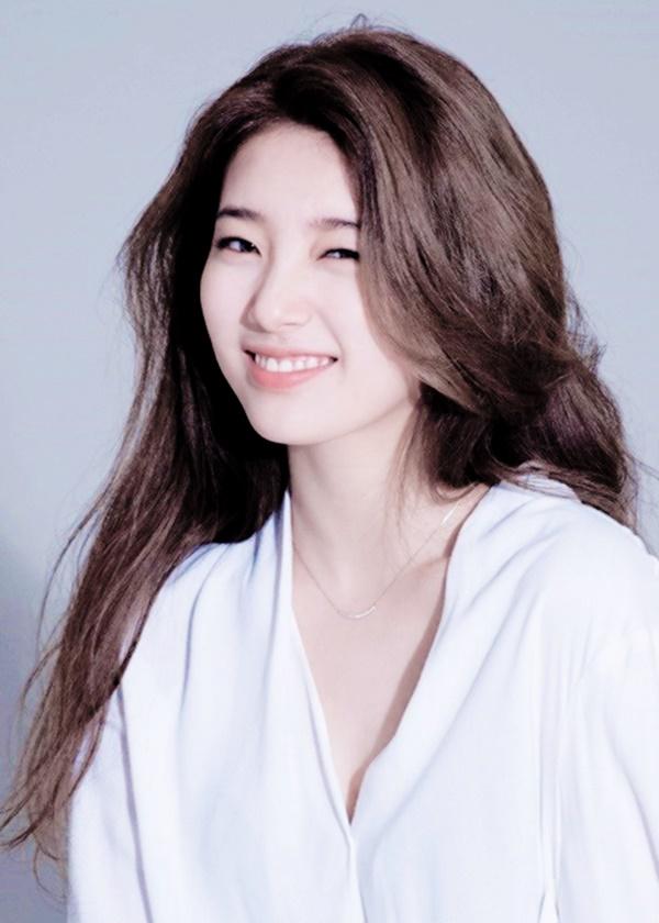 Ra mắt làng giải trí vào năm 2010 với tư cách thành viên nhóm nhạc Miss A thuộc JYP Ent, Suzy nhanh chóng trở thành nữ thần tượng đắt giá, được dân Hàn ưu ái đặt tên “tình đầu quốc dân” bởi vẻ đẹp trong sáng, ngây thơ.