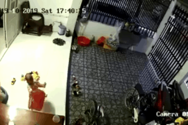 Clip: Hãi hùng nhìn rắn khủng bò vào trong nhà, người mẹ trẻ ngồi ngay cạnh mà không biết-2