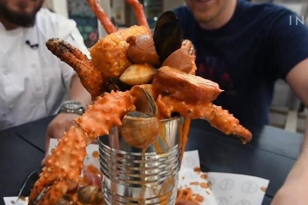 Ngắm bồn cầu vàng nạm hàng vạn viên kim cương-5