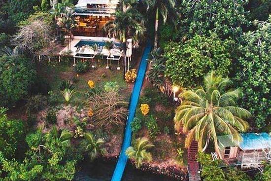 Khách sạn có máng trượt nước dẫn thẳng ra biển Caribbean