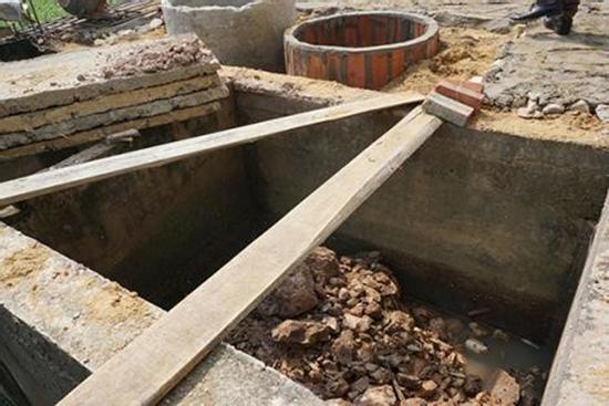 Rơi xuống bể phốt, bé trai 4 tuổi tử vong