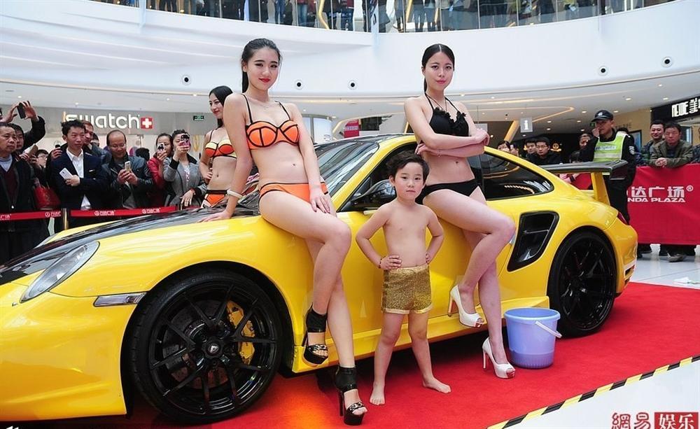 Can Lộ Lộ và những cô gái sống bằng nghề khoe thân ở triển lãm xe hơi-5