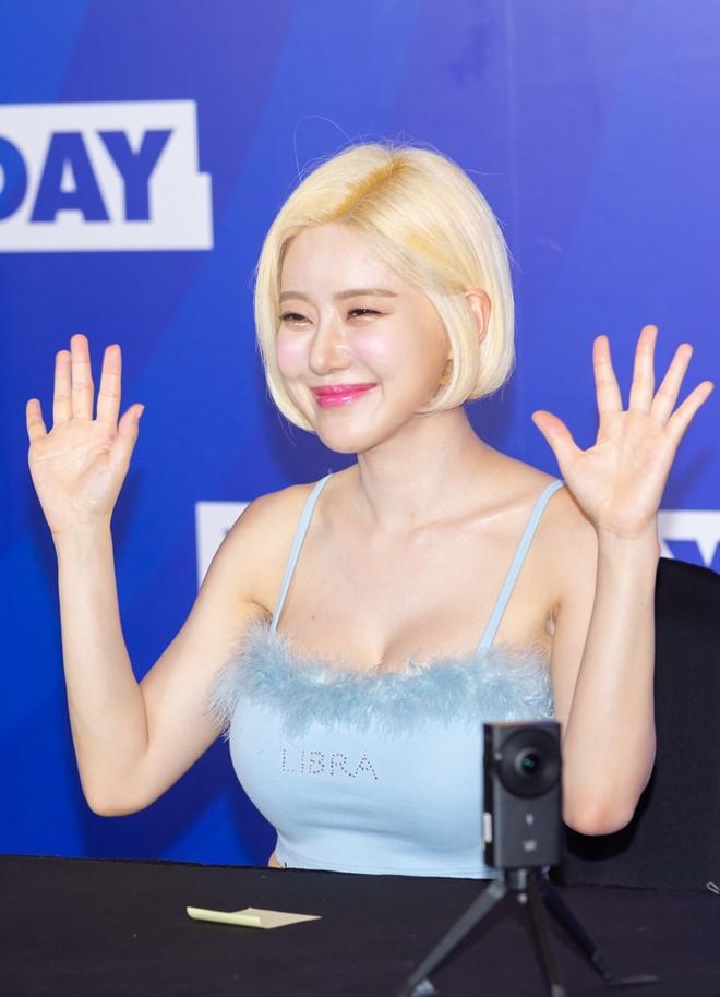 DJ nổi tiếng Hàn Quốc ăn mặc nóng bỏng khi gặp fan Việt-1