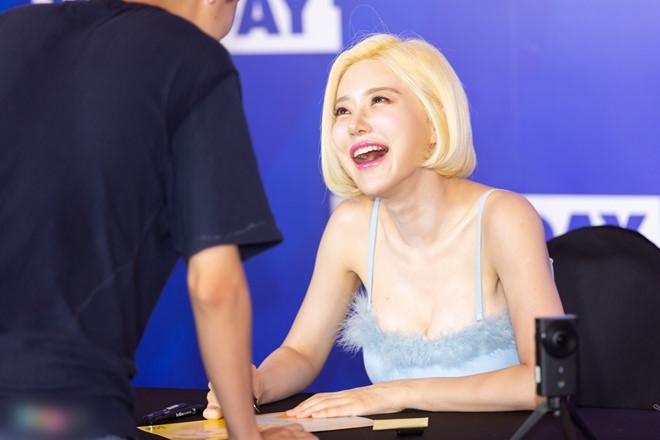 DJ nổi tiếng Hàn Quốc ăn mặc nóng bỏng khi gặp fan Việt-3