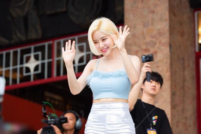 DJ nổi tiếng Hàn Quốc ăn mặc nóng bỏng khi gặp fan Việt-5