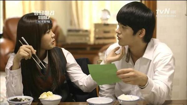 Seo In Guk – Park Eun Ji (Reply 1997): Cùng xuất thân là ca sĩ lần đầu tham gia đóng phim, cả Seo In Guk và Park Eun Ji đều gây bất ngờ về khả năng diễn xuất. Cả 2 thần tượng đều được đánh giá cao trong việc nắm bắt và biểu đạt chính xác tâm lý nhân vật. Bên cạnh đó, ngoại hình trong sáng, đáng yêu của cả In Guk và Eun Ji cũng góp phần tạo nên bộ đôi huyền thoại trong phim.